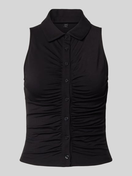 Produktfoto, Slim Fit Top aus Lyocell-Mix Modell 'Robyn' von Guess in Schwarz mit Umlegekragen, Ärmelloses-Design, Raffung und Knopfleiste.