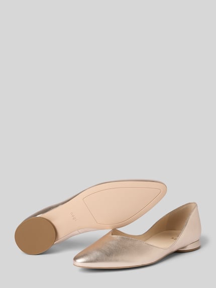 Produktfoto, Ballerinas aus Leder im Metallic-Look von Högl in glänzendem Goldton, spitz zulaufend, flacher 2 cm Absatz, Größe 39, strukturierte Oberfläche, Damenmodell