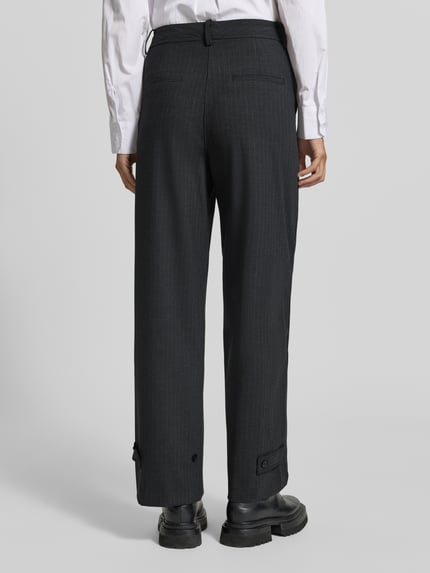 Frauenmodel trägt Hose mit Gesäßtaschen Modell 'SOUFFLE' von MANGO, Material-Mix mit Viskose-Anteil, Regular Fit, Ganzkörperansicht Rückansicht