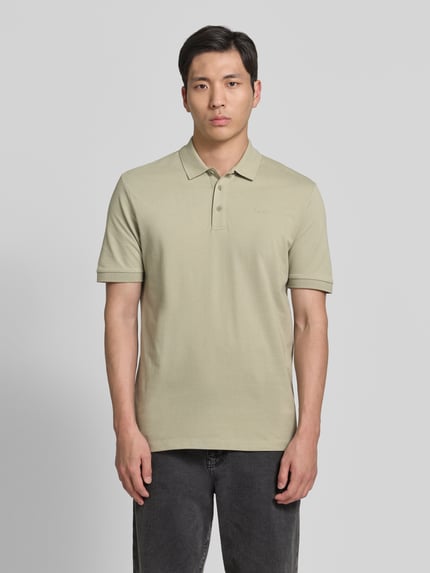 Męski model nosi Regular Fit Poloshirt aus reiner Baumwolle Modell 'DONOS222' von HUGO, jasny beż, krótki rękaw, aplikacja z metką, kołnierzyk polo, dekolt w serek, listwa guzikowa, wykończenie z elastycznymi ściągaczami, wykończenie z rozcięciami, wykończenie materiału: bawełna, cała sylwetka z przodu.