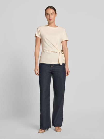 Vrouwenmodel draagt T-Shirt in Wickel-Optik mit Brosche van Christian Berg Woman Selection, beige katoen, regular fit, ronde hals, voorkant volledig lichaam