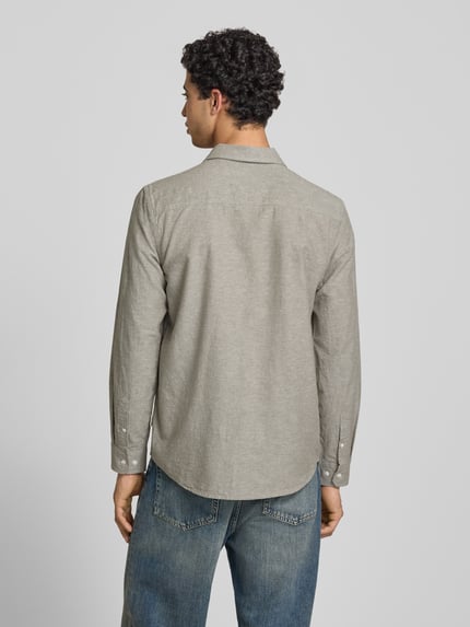 Männermodel trägt Regular Fit Freizeithemd mit Kentkragen Modell 'ABAN' von Blend in Hellgrau, strukturierter Stoff, Ganzkörperansicht Rückansicht. Rückenlänge 80 cm, Schulterbreite 42 cm, Ärmellänge 67 cm, Knopfleiste.