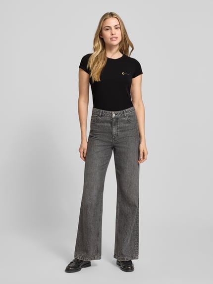 Vrouwenmodel draagt T-Shirt met Label-Print van ARMANI EXCHANGE, zwart, slim fit, katoen-elastaan, ribboord, voorkant, hele lichaam.
