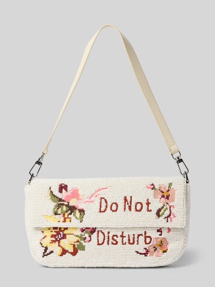 Produktfoto, cremefarbene Shoulder Bag mit Ziersteinbesatz, florales Muster, Aufschrift, Modell 'Timmy' von Staud, Damenhandtasche