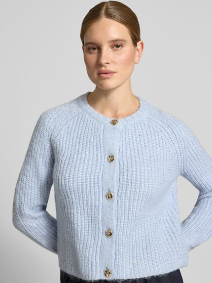 Frauenmodel trägt Regular Fit Cardigan in strick-Optik von Christian Berg Woman Selection, hellblau, Rundhalsausschnitt, Knopfleiste, Nahaufnahme Oberkörper.