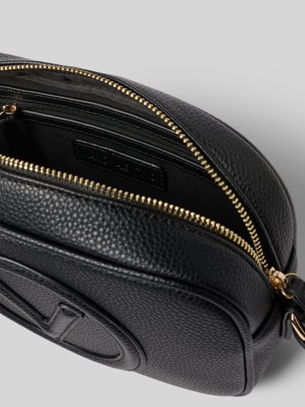 Productfoto, zwarte Camera Bag met logo-detail model 'Covent' van VALENTINO BAGS, korrelige textuur, goudkleurige rits, formaat 23x16x9 cm, verstelbare schouderriem 132 cm.