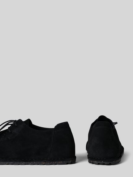 Produktfoto, schwarze Schnürschuhe aus beschichtetem Leder mit Strukturmuster, abgerundete Form, Struktursohle, Modell 'UTTI' von Birkenstock, Absatzhöhe 1 cm, Schafthöhe 10 cm, Schaftweite 11 cm, Herren.