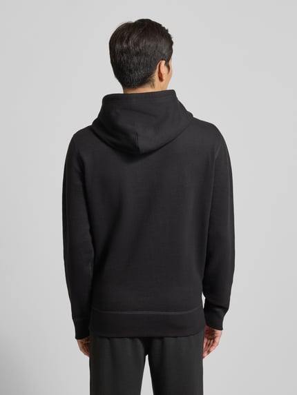 Männermodel draagt Hoodie met Labelstitching van Polo Ralph Lauren, katoenmix, los model, capuchon, tunnelkoord, ribboorden, kangoeroezak, ruglengte maat M 69 cm, mouwlengte maat M 64 cm, helemaal zwart, zachte textuur, effen kleur, rugaanzicht.