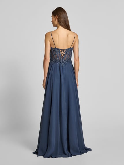 Frauenmodel trägt Corsagenkleid mit Stitchings und V-Ausschnitt von LUXUAR FASHION, A-Linie, Maxikleid aus Chiffon, dunkles Blau, Ganzkörperansicht Rückansicht.