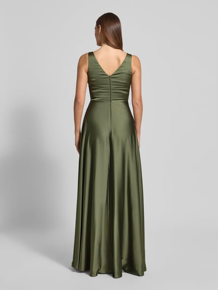 Vrouwenmodel draagt Avondjurk uit satijn met V-hals van TROYDEN COLLECTION, figuurvolgende fit, maxi-jurk, ruglengte 145 cm, borstwijdte 34 cm, achteraanzicht volledige lichaamsopname