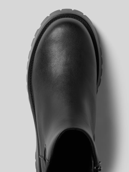 Produktfoto, schwarze Boots mit elastischen Einsätzen und profilierter Sohle von BIANCO, abgerundete Spitze, Rauleder-Textur, Reißverschluss, Absatzhöhe 4 cm, Schafthöhe 17 cm, Schaftweite 12 cm, Draufsicht.