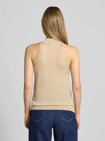 Frauenmodel trägt Slim Fit Pullunder aus Lyocell-Schurwoll-Mix Modell 'FARGHERITA' von BOSS, Optik: Unifarben, Strickoptik, Feinstrick, Rumpfabschluss: gerippt, Farbe Beige, Rückenansicht, Ganzkörperansicht Rückansicht.