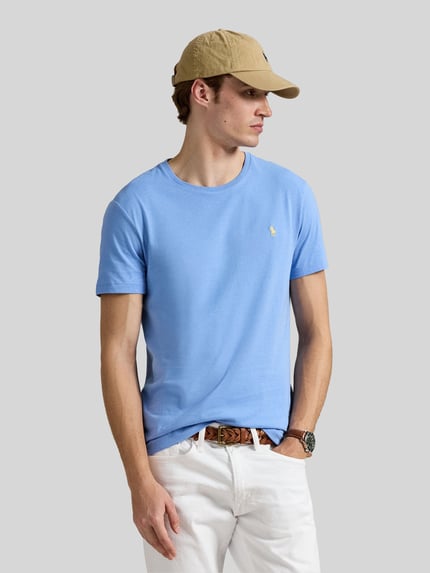Männermodel trägt Regular Fit T-Shirt aus reiner Baumwolle von Polo Ralph Lauren in Hellblau, unifarben, Logo-Stitching, Jersey, Ganzkörperansicht von vorne.