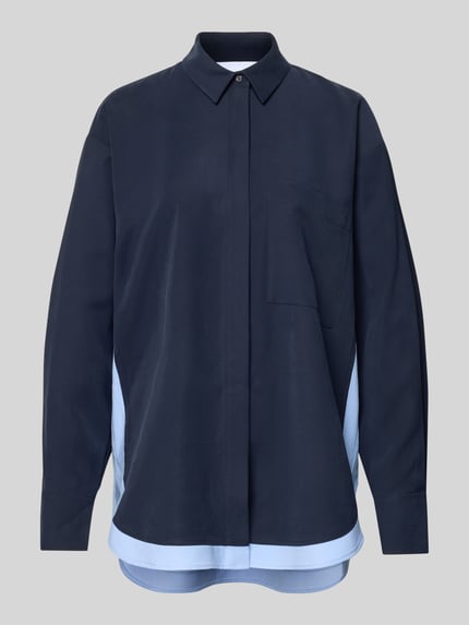 Produktfoto, dunkelblaue Fließende Viskose-Bluse mit hellblauen Kontraststreifen, verdeckter Knopfleiste und Brusttasche, Damen Hemdbluse von curated by Tinvcb, lockerer Schnitt, Hemdblusenkragen, Rückenlänge 80 cm, Ärmellänge 58 cm
