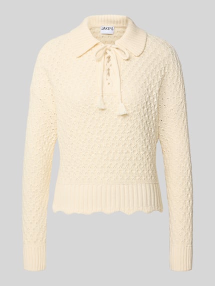 Produktfoto, Strickpullover mit Umlegekragen von Jake*s Casual, kremowa bawełna, muszlowy brzeg, sznurowanie, luźny krój, tekstura splotu