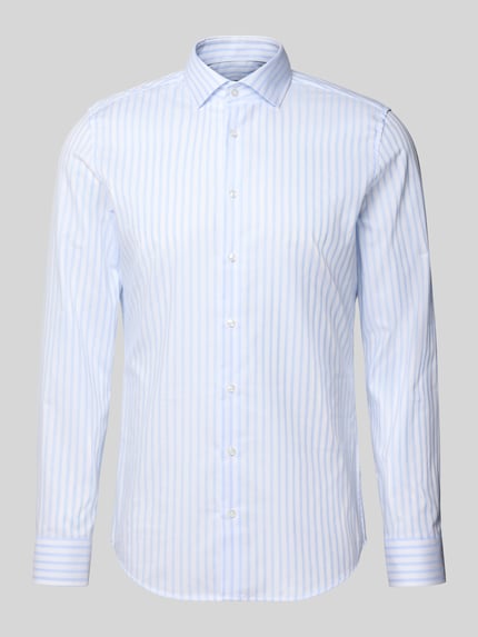 Produktfoto, Slim Fit Business Hemd aus Baumwolle mit Kentkragen von SEIDENSTICKER, hellblau-weiß gestreift, Knopfleiste, glatte Textur.