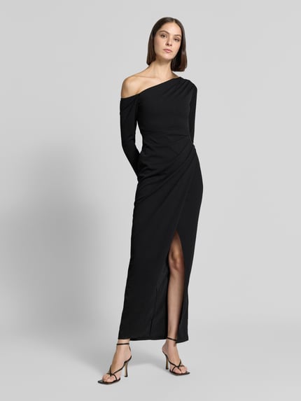 Vrouwenmodel draagt avondjurk 'Abendkleid im One-Shoulder-Look mit Raffungen' van Lipsy in zwart, Materiaalmix met stretch, nauw aansluitend model, maxi-jurk, one-shoulder look, plooien, loopsplit, ruglengte maat 36: 139 cm, borstwijdte maat 36: 33 cm, mouwlengte maat 36: 60 cm, geheel van voren.