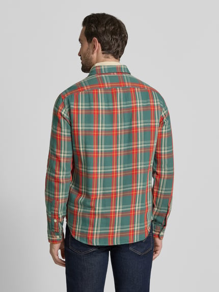 Männermodel trägt Freizeithemd mit Knopfleiste von Polo Ralph Lauren in grün-rotem Karo, reine Baumwolle, Regular Fit, Ganzkörperansicht Rückansicht.