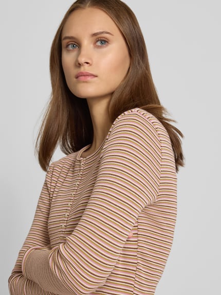 Frauenmodel trägt Slim Fit Langarmshirt aus reiner Baumwolle von REVIEW mit feinen Streifen, Rundhalsausschnitt, Nahaufnahme Oberkörper.