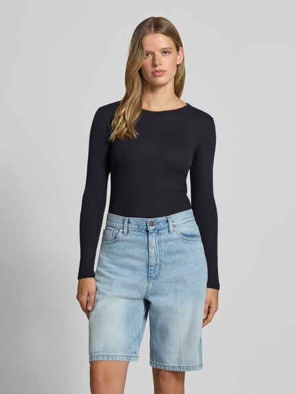 Frauenmodel trägt Longsleeve mit Rundhalsausschnitt von REVIEW, schwarz, eng anliegend, Ripp-Struktur, Baumwoll-Mix, Ganzkörperansicht von vorne.