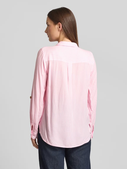 Männermodel trägt Relaxed Fit Hemdbluse aus reiner Viskose Modell 'BUMPY' von Vero Moda, różowo-białe paski, długi rękaw, widok z tyłu.