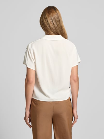 Männermodel trägt bluzka z wiskozy o kroju regular fit Modell 'RADIA' z kołnierzem z połami, listwą guzikową i wiązanym detalem od Soyaconcept, gładka tekstura, jasny kolor, długość tyłu w rozmiarze S: 55 cm, długość rękawów w rozmiarze S: 10 cm, Ganzkörperansicht Rückansicht.