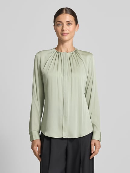 Frauenmodel trägt Regular Fit Langarmbluse aus Seiden-Mix Modell 'Banorah' von BOSS in zartem Grün, glatte Textur, Ganzkörperansicht von vorne, Damen Langarmbluse von BOSS.