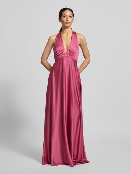 Frauenmodel trägt Regular Fit Abendkleid mit tiefem V-Ausschnitt von Jake*s Cocktail, pinker Satin, Neckholder, tailliert, Ganzkörperansicht von vorne.