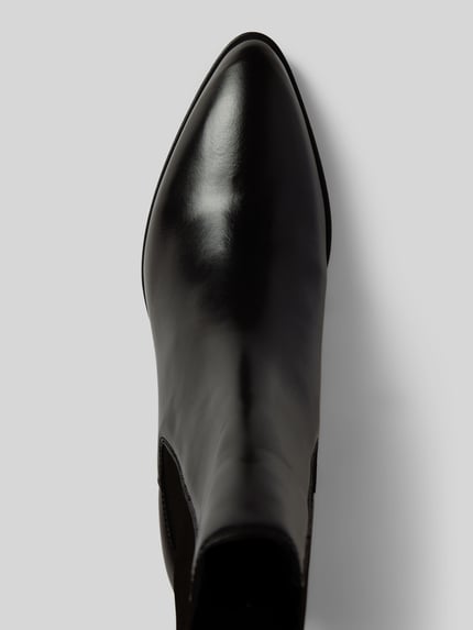 Produktfoto, schwarze, glänzende Oberfläche, spitz zulaufende Form, glatte Textur, Stiefeletten aus echtem Rindsleder Modell 'St Broomly' von GANT, Damen Stiefeletten