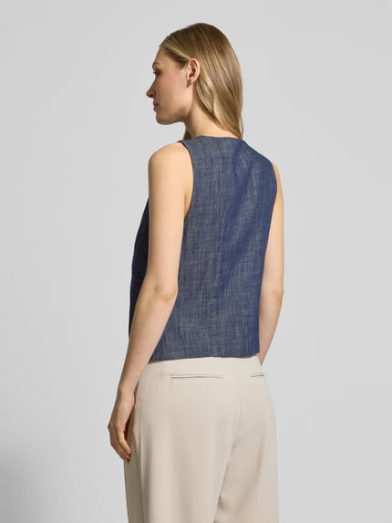 Frauenmodel trägt Weste mit V-Ausschnitt Modell 'DAZZIE' von My Essential Wardrobe aus Reine Baumwolle, Regular-Fit, Ganzkörperansicht Rückansicht.
