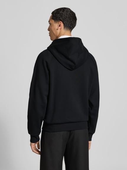 Männermodel trägt Sweatjacke mit Kapuze von Moose Knuckles, Baumwoll-Mix, lockerer Schnitt, schwarze Farbe, Ganzkörperansicht Rückansicht.