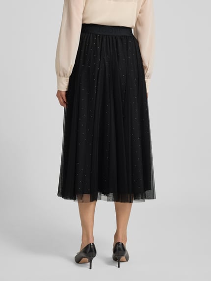 Frauenmodel trägt Midirock aus Tüll mit elastischem Bund Modell 'Frida' von JOOP!, Schwarz, A-Linie, Rückansicht, Gesamtlänge 86 cm.