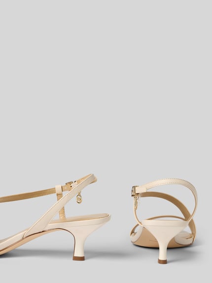 Produktfoto, Sandalette aus Leder Modell 'JAIDA KITTEN' von MICHAEL Michael Kors in Creme mit Riemen, Dornschließe, Label-Applikation, Pfennigabsatz, Absatzhöhe: 5 cm, Größe 40, strukturierte Oberfläche, glatte Textur, schlichte Form auf hellem Hintergrund