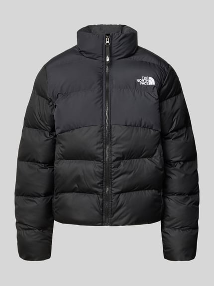 Produktfoto, czarna kurtka pikowana Steppjacke mit Reißverschlusstaschen Modell 'SAIKURU' od The North Face, krój regular fit, stójka, wyhaftowane logo, zamek błyskawiczny, kieszenie zapinane na zamek błyskawiczny, Długość tyłu w rozmiarze S: 59 cm, szerokość ramion w rozmiarze S: 43 cm, szerokość w rozmiarze S: 53 cm, długość rękawów w rozmiarze S: 62 cm