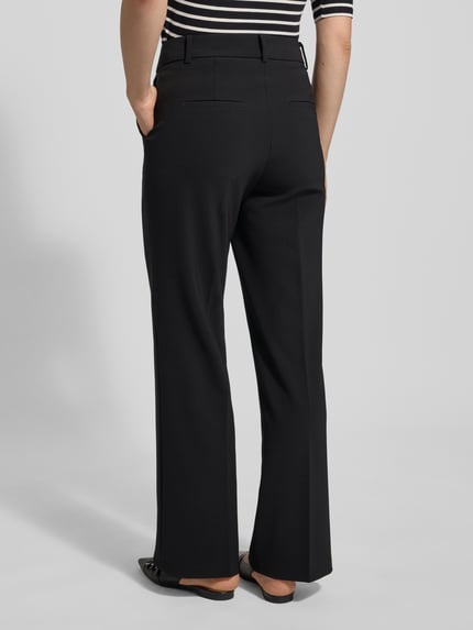 Vrouwenmodel draagt zwarte stoffen broek met bandplooien, steekzakken en achterzakken, model 'AMELIE' van Cambio, recht model, materiaalmix. Ganzkörperansicht Rückansicht.