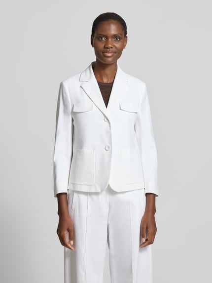 Frauenmodel trägt Slim Fit Blazer mit Reverskragen von Luisa Cerano aus Baumwoll-Viskose-Mix, weiß, mit AufgesetzteTaschen und Knopfverschluss, Ganzkörperansicht von vorne.
