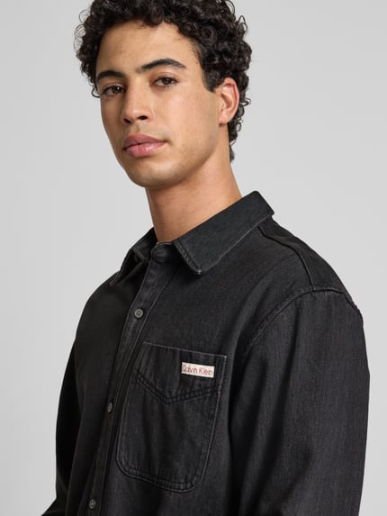 Calvin Klein Jeans Koszula jeansowa o kroju regular fit z naszywką z logo model ‘Classic’ Czarny 3