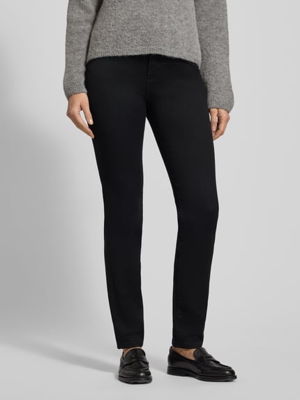 Frauenmodel trägt Skinny Fit Jeans mit 5-Pocket-Design von Christian Berg Woman, schwarzer Baumwoll-Mix mit Stretch-Anteil, Nahaufnahme Oberkörper.