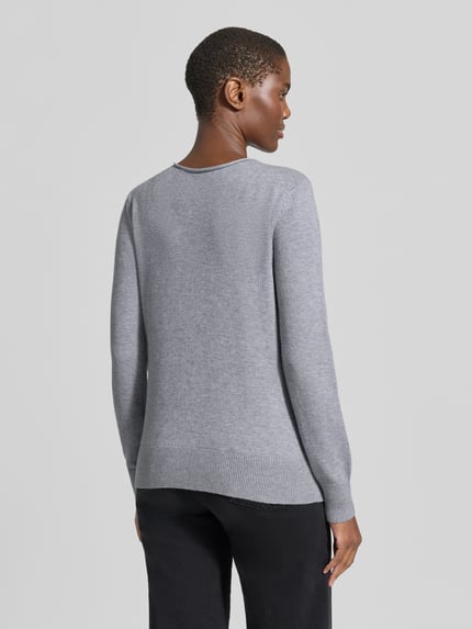 Frauenmodel trägt Regular Fit Strickpullover aus Viskose-Mix mit U-Boot-Ausschnitt von Christian Berg Woman in Grau mit gerippten Abschlüssen, Rückenansicht, Ganzkörperansicht Rückansicht.