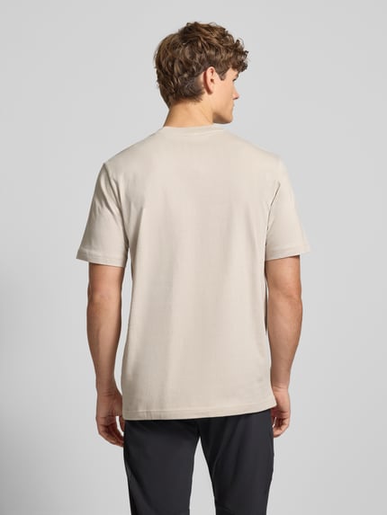 Männermodel trägt T-Shirt mit Label-Print von adidas Sportswear in Beige, Reine Baumwolle, Regular-Fit, Rückenlänge 73 cm, Ganzkörperansicht Rückansicht.