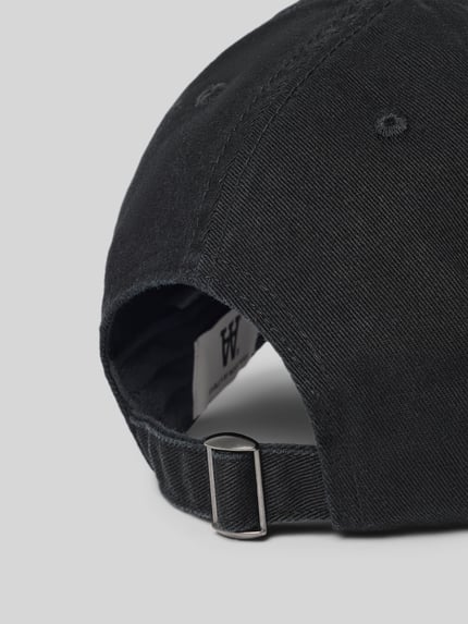 Produktfoto, Basecap aus reiner Baumwolle Modell 'ELI' von WOOD WOOD in dunklem Denim mit verstellbarem Riegel und Motiv-Applikation, Nahaufnahme Rückseite