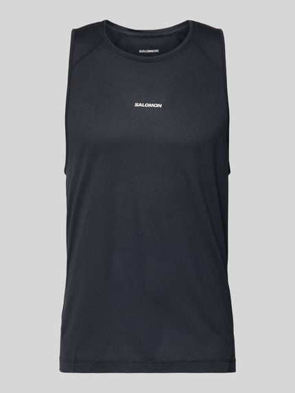 Produktfoto, schwarzes Tanktop mit Rundhalsausschnitt Modell 'SHKOUT CORE' von Salomon aus Mesh, körpernahe Passform, Rückenlänge 69 cm bei Größe M
