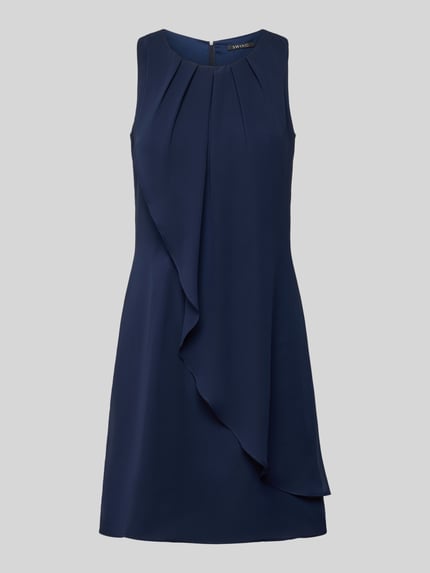 Produktfoto, Sukienka koktajlowa z falbaną Cocktailkleid mit Volant von Swing, linia A, sukienka mini, okrągły dekolt, plisy, długość tyłu 87 cm, szerokość klatki piersiowej 43 cm, kolor granatowy, gładka tekstura