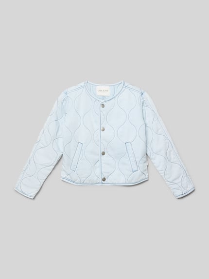 Produktfoto, Regular Fit Jacke in stiksels model 'ALINA' van CARS JEANS voor kinderen, lichtblauw, steekzakken, ronde hals, knoopsluiting, ruglengte maat 140: 45 cm, schouderbreedte 37 cm, mouwlengte 49 cm