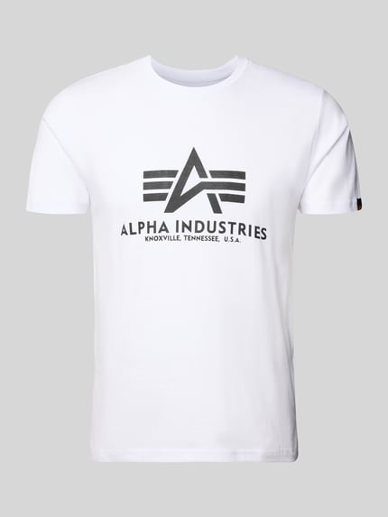 Produktfoto, T-Shirt mit Label-Print von Alpha Industries, Herren T-Shirt aus reiner Baumwolle, gerader Schnitt, Rundhalsausschnitt, Rückenlänge bei Größe L 70 cm, weiß mit schwarzem Print, glatte Textur.