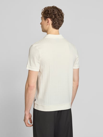 Męski model nosi Regular Fit Poloshirt mit V-Ausschnitt Modell 'Baronito' od JOOP! Collection, bawełna, wzór strukturalny, widok całej sylwetki z tyłu.
