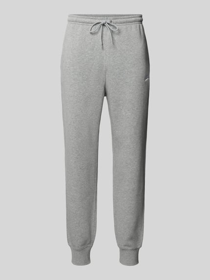 Produktfoto, Sweatpants mit Label-Stitching und Gesäßtasche von Nike aus mieszanka bawełny, krój regular fit, elastyczny pas, długość wewnętrzna nogawki w rozmiarze M: 76 cm, kolor szary, faktura gładka