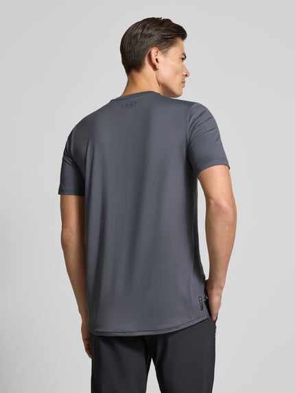 Männermodel draagt T-shirt met logo model 'Vanish Energy' van Under Armour in regular fit, grijze kleur, zachte stof met stretch, geheel glad oppervlak, detailopname rug, Ganzkörperansicht Rückansicht.