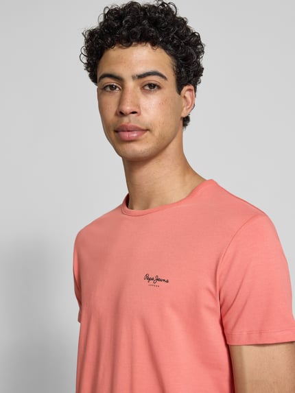 Männermodel trägt Slim Fit T-Shirt aus Baumwoll-Mix Modell 'ORIGINAL BASIC 3N' von Pepe Jeans, Optik: Unifarben, Nahaufnahme Oberkörper.