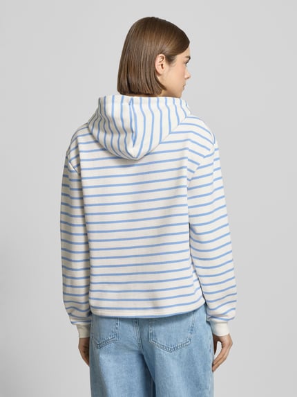 Vrouwenmodel draagt Loose Fit Hoodie uit katoenmix Model 'CHILLI' van Pieces, meerkleurige look, gestreept patroon, lange mouwen, mouwboord, capuchon met tunnelkoord, applicatie met labelstitching en motiefstitching, Ganzkörperansicht Rückansicht.